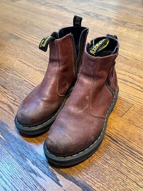B37 Dr. Martens Women’s 6/Large Brown Leather Chelsea Ankle Boots